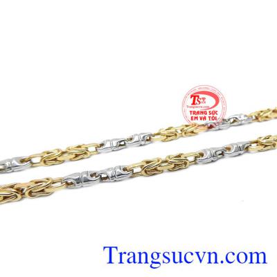 Sản phẩm kết hợp vàng trắng và vàng màu tạo nên sự khác biệt cho chiếc dây chuyền.