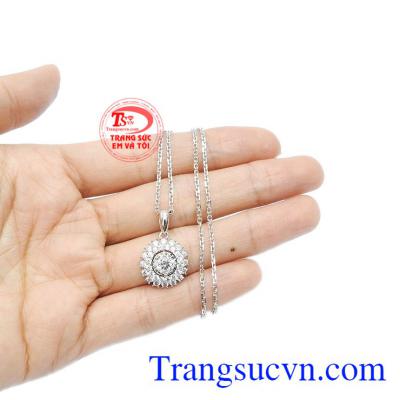 Với những chị em yêu thích trang sức vàng trắng thì đây chính là một sự lựa chọn hoàn hảo. 