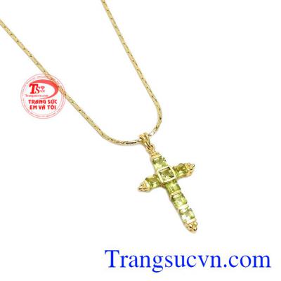 Sản phẩm được chế tác từ vàng tây và đá peridot thiên nhiên.