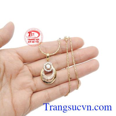 Trang sức có thể kết hợp với nhiều trang phục khác nhau.
