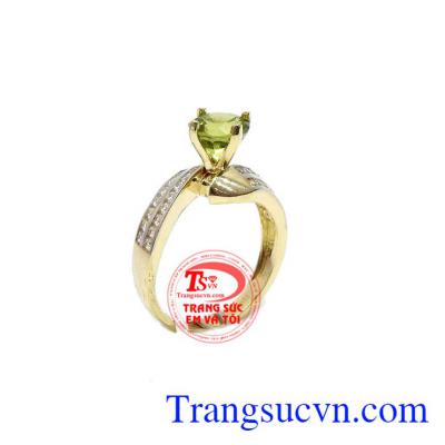 Nhẫn nữ peridot tinh tế là sản phẩm nhẫn nữ vàng tây đẹp, nhẫn nữ vàng 10k được các bạn nữ ưa thích