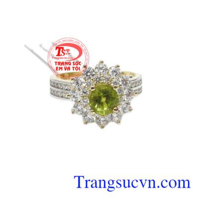Đá peridot tượng trưng cho vẻ đẹp dịu dàng, mang lại hạnh phúc cho người đeo