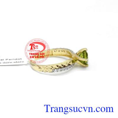 Đá peridot có màu xanh của hi vọng, mang lại sự may mắn trong cuộc sống và tình yêu