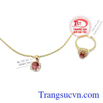Đá spinel thiên nhiên màn năng lượng tốt mang lại nhiều may mắn, sức khỏe cho người đeo. Bộ dây chuyền spinel tự nhiên, giao hàng nhanh trên toàn quốc.