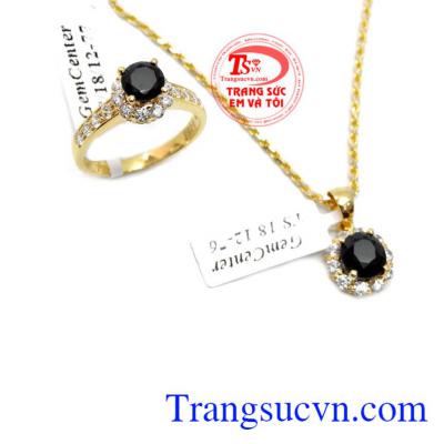 Nhẫn nữ sapphire nữ hoàng là sản phẩm nhẫn nữ sapphire thiên nhiên, có giấy kiểm định đá quý