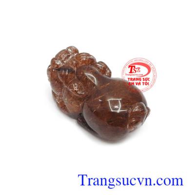 Mặt tỳ hưu thạch anh tóc may mắn là linh vật có tác dụng giải trừ tà khí, mang lại điều tốt lành như tài lộc, may mắn trong công việc và cuộc sống