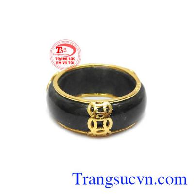 Nhẫn ngọc phỉ thủy bọc rồng 10k được chế tác tinh tế và hợp phong thủy. 