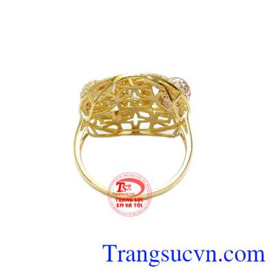 Nhẫn được kết hợp từ vàng màu, vàng hồng và đá Cz tạo điểm nhấn cho sản phẩm.