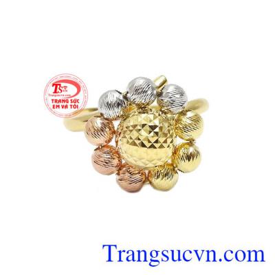 Nhẫn nữ hoa vàng độc đáo được chế tác theo công nghệ Italy tinh tế và đẹp mắt.