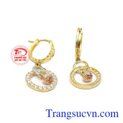 Sản phẩm là sự kết hợp hài hòa giữa vàng màu, vàng hồng và đá Cz.