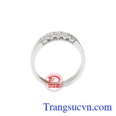Nhẫn nữ kim cương vàng 14k đẹp được thiết kế đơn giản nhưng không hề nhàm chán.