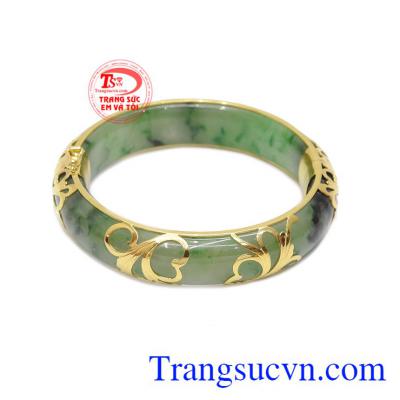 Vòng ngọc cẩm thạch vạn phúc được bọc vàng 14k bền đẹp, sáng bóng.