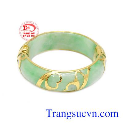 Vòng ngọc cẩm thạch rồng vàng được chạm khắc tinh tế và sang trọng.