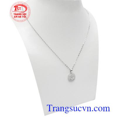 Bộ dây chuyền vàng trắng dịu dàng là dòng sản phẩm được phái đẹp đặc biệt ưa chuộng, phù hợp làm quà tặng cho người yêu thương những dịp ý nghĩa.