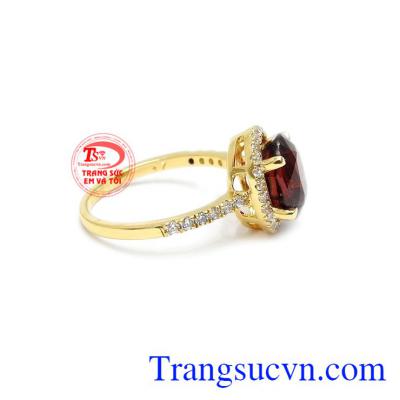 Granat mang ý nghĩa của sự giàu có, thịnh vượng và quyền lực thích hợp để dành tặng cho người thân của bạn. 