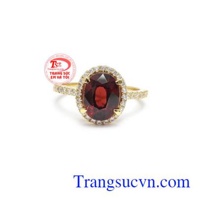 Nhẫn granat thiên nhiên đẹp được chế tác từ vàng tây 14k bền đẹp cùng với granat thiên nhiên mang đến cho người dùng sự sang trọng, quý phái.