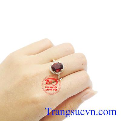 Sản phẩm có giấy kiểm định đá quý. 