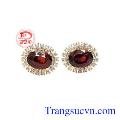 Hoa tai granat thiên nhiên đẹp được thiết kế tinh tế với sự kết hợp hoàn hảo từ vàng tây 14k, đá granat thiên nhiên và đá Cz. 