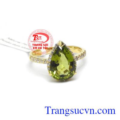 Đá peridot mang lại may mắn, sức khỏa, tình yêu cho người đeo, trong phong thủy đá peridot hợp mệnh hỏa và mộc