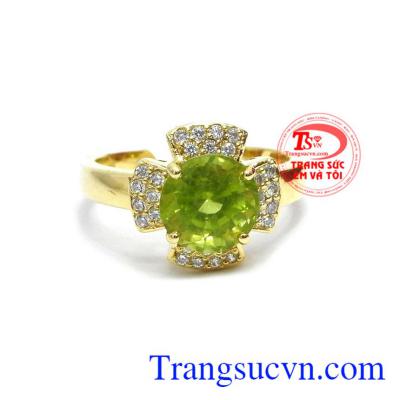 Đá peridot mang nhiều năng lượng tốt giúp đem lại may mắn cho người đeo
