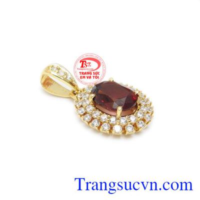Mặt dây granat thiên nhiên đẹp được chế tác từ vàng 14k sáng bóng và đá granat thiên nhiên.
