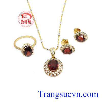Granat thiên nhiên có tác dụng trong phong thủy, mang đến tài lộc, danh vọng cho người dùng.