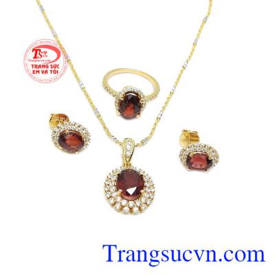 Bộ trang sức granat thiên nhiên đẹp được chế tác tinh tế và đầy quyến rũ.