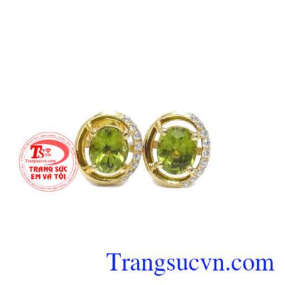 Hoa tai peridot dịu dàng là sản phẩm hoa tai được thiết kế tinh tế với các đường viền đá xinh xắn kết hợp cùng đá peridot thiên nhiên
