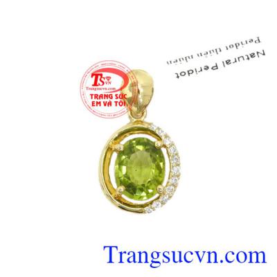 Mặt dây peridot dịu dàng là sản phẩm có gắn đá thiên nhiên, có giấy kiểm định đá