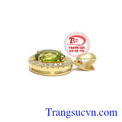 Mặt dây peridot dịu dàng là sản phẩm có gắn đá thiên nhiên, có giấy kiểm định đá
