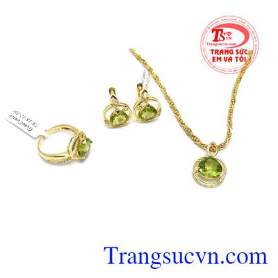 Bộ trang sức hoàng gia là sản phẩm bộ dây chuyền vàng tây đẹp được các bạn nữ ưa thích