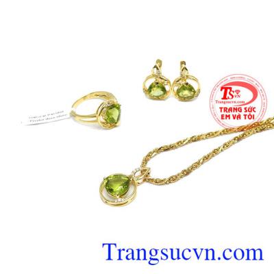 Nhẫn nữ peridot hoàng gia là sản phẩm nhẫn nữ vàng tây đẹp được thiết kế 3D sang trọng, tinh tế