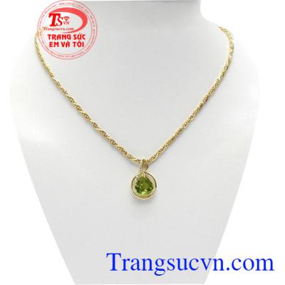 Mặt dây peridot hoàng gia là sản phẩm vàng 14k với đường viền vàng đẹp, xinh xắn