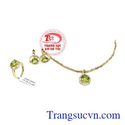 Đá peridot thiên nhiên mang lại may mắn cho người đeo, hợp với người mệnh mộc và mệnh hỏa