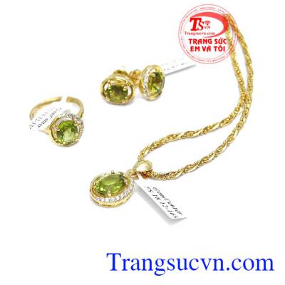 Nhẫn nữ peridot dịu dàng là sản phẩm nhẫn nữ vàng được thiết kế thời trang, tinh tế