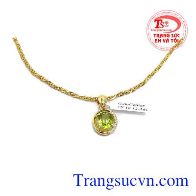 Mặt dây peridot dịu dàng là sản phẩm có gắn đá thiên nhiên, có giấy kiểm định đá