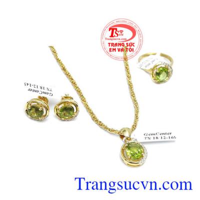 Đá peridot mang biểu tượng của tình yêu, sự may mắn và sức khỏe