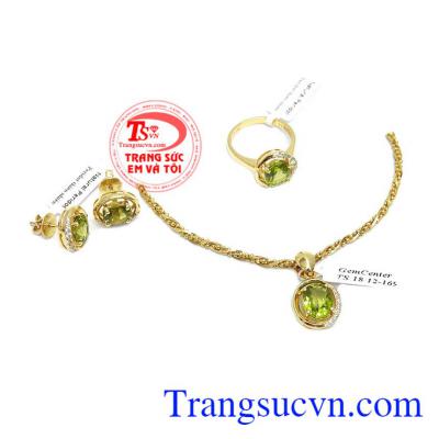 Bộ trang sức peridot dịu dàng là sản phẩm được thiết kế trang trọng, tinh tế