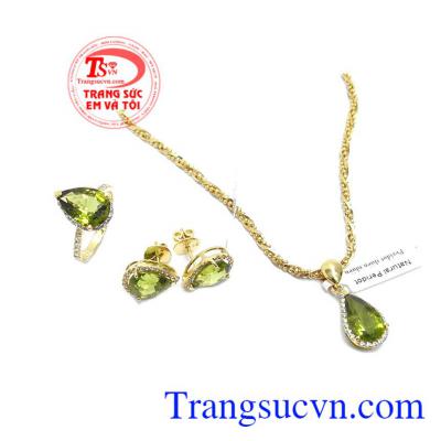 Đá peridot mang lại may mắn, sức khỏe, tình yêu cho người đeo, trong phong thủy đá peridot hợp mệnh hỏa và mộc