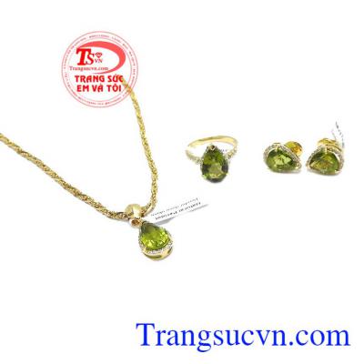 Hoa tai peridot may mắn là sản phẩm hoa tai vàng tây 14k đẹp, có gắn đá peridot thiên nhiên, đẹp