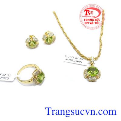 Bộ trang sức peridot thịnh vượng là sản phẩm bộ trang sức đẹp được các bạn nữ ưa thích