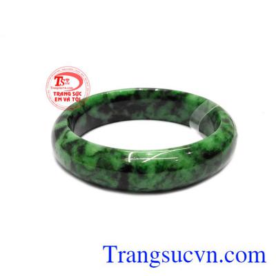 Vòng ngọc jadeite thịnh vượng được chạm khắc kiểu bản hẹ sang trọng và quý phái.
