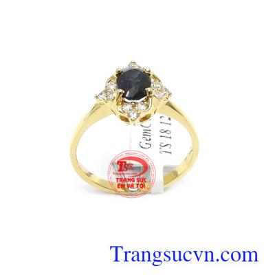 Nhẫn nữ vàng Sapphire thời trang đá Sapphire thiên nhiên là biểu tượng của giàu sang, phú quý, sung túc, loại bỏ suy nghĩ tiêu cực, đem lại trí tuệ và tri thức