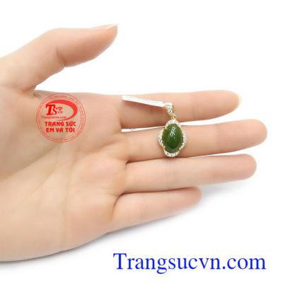 Ngọc Nephrite là biểu tượng cho may mắn, bình an và tài lộc, có tác dụng giúp người đeo tránh những rủi ro trong cuộc sống