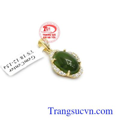 Mặt dây chuyền Nephrite hưng thịnh phù hợp nhiều loại dây chuyền khác nhau, phù hợp làm quà tặng trong nhưng dịp ý nghĩa, ngọc Nephrite là biểu tượng cho may mắn, bình an và tài lộc