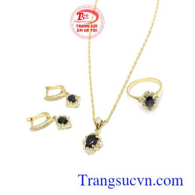 Bộ nữ trang Sapphire may mắn là dòng sản phẩm rất được phái đẹp ưa chuộng, Sapphire là biểu tượng cho tình yêu, niềm vui, sự giàu có và trung thực