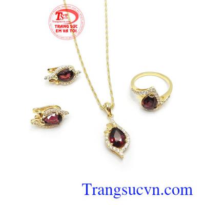 Bộ trang sức Granat phú quý với đá Granat hay còn gọi là ngọc hồng lựu được xem là biểu tượng của sự dư giả, dồi dào, màu đỏ ngọc hồng lựu là biểu tượng của địa vị và quyền lực