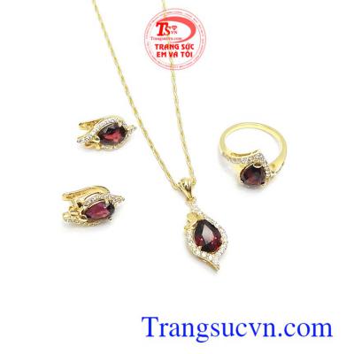 Bộ trang sức Granat phú quý là món quà tặng ý nghĩa cho người yêu thương