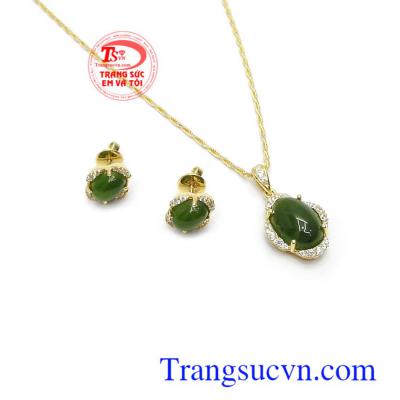 Bộ trang sức Nephrite phù hợp làm quà tặng cho người yêu thương những dịp ý nghĩa.