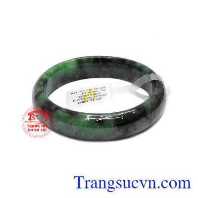 Vòng cẩm thạch thiên nhiên quý phái được chế tác bản hẹ, thích hợp với nhiều độ tuổi.